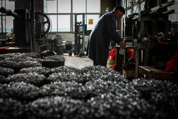 Trabajador Chino Hace Marcos Linternas Rojas Para Próximo Año Nuevo —  Fotos de Stock