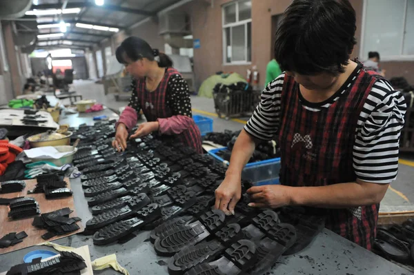 Китайські Робітники Роблять Тропічні Черевики Заводі Місті Лінан Провінції Чжецзян — стокове фото