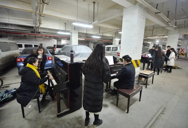 成都市 中国南西部の四川省 2017 日に市場の地下駐車場でピアノ試験の音楽学生の練習 — ストック写真