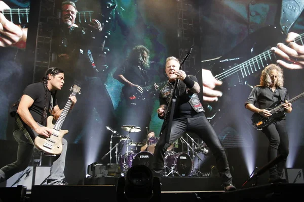 Les Membres Groupe Heavy Metal Américain Metallica Produisent Leur Concert — Photo