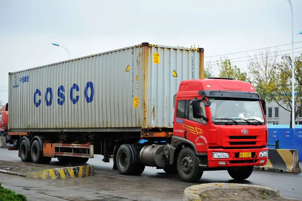 Datei Ein Lkw Transportiert Einen Container Mit Cosco Hafen Von — Stockfoto