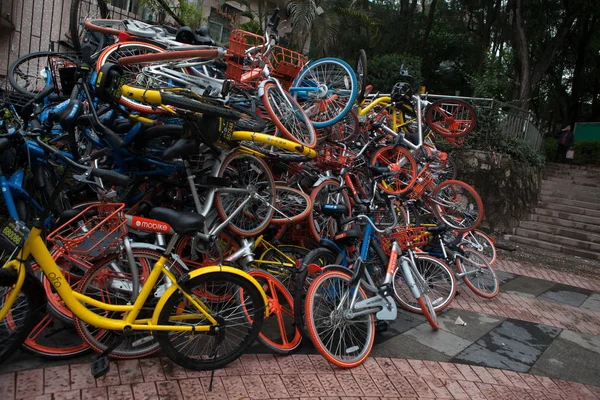 Разбитые Велосипеды Китайских Служб Совместного Использования Велосипедов Mobike Оранжевый Ofo — стоковое фото