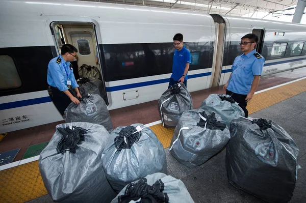 Chinese Employees China Railway Express Cre Move Massive Number Parcels — Stock Photo, Image