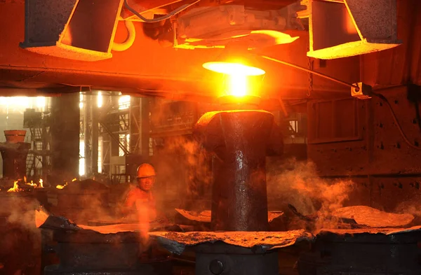 Trabalhador Chinês Pesquisa Produção Aço Uma Fábrica Dongbei Special Steel — Fotografia de Stock