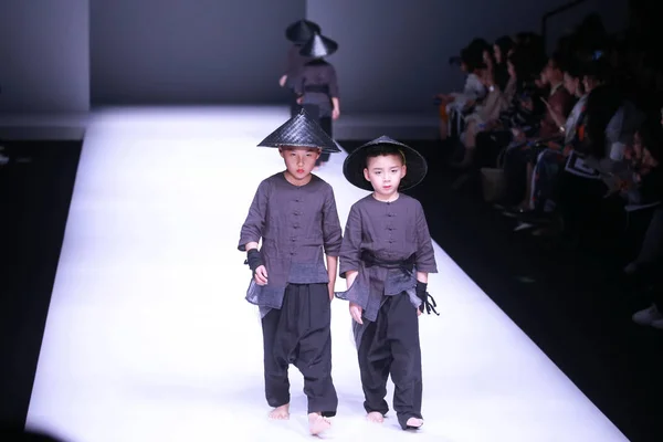 Modelos Exibem Novas Criações Desfile Moda Amelie Wang Por Wang — Fotografia de Stock