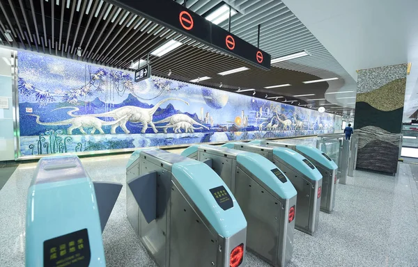 Vista Interna Una Stazione Della Metropolitana Con Squisiti Murales Disegni — Foto Stock