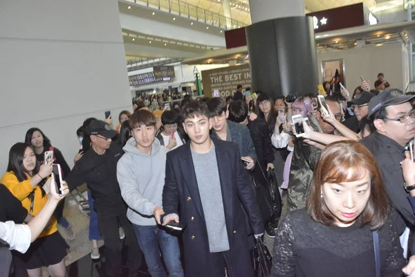 彼らは 2017 香港の香港国際空港に到着するように韓国少年グループ Est のメンバーが狂気の中国ファンに囲まれています — ストック写真