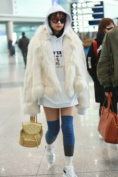 中国歌手兼女演员维多利亚 宋某或宋谦于2017年11月22日在中国北京首都国际机场合影 — 图库照片