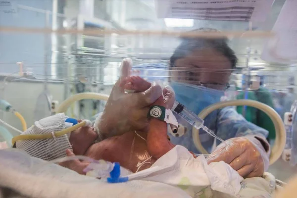 Een Van Meisjes Drieling Geboren Door Jarige Vrouw Wordt Gezien — Stockfoto