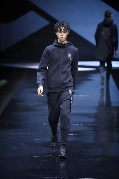 Модель Демонстрирует Новое Творение Показе Мод Xiang Shang Sport Хуана — стоковое фото