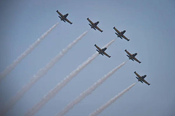 Латиська Вищий Пілотаж Wingwalking Команда Балтійського Бджіл Виконання Акробатики Політ — стокове фото