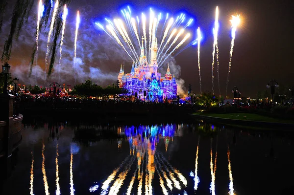 Феєрверк Вибухнути Через Disney Замок Шанхаї Діснейленд Шанхаї Disney Resort — стокове фото