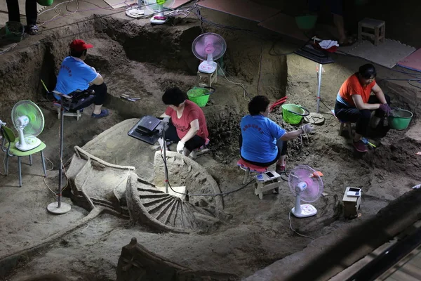 Chinese Workers Excavate 400 Year Old Pit Containing Horses Chariots — Stock Photo, Image