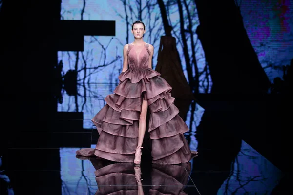2017年11月3日 在中国北京举行的2018年中国时装周斯普林 夏季时装秀上 一位模特在余爱平的 朱泽尔 时装秀上展示了新的作品 — 图库照片