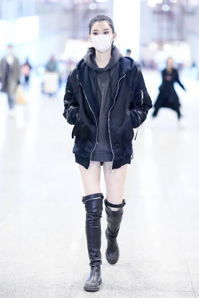 Kinesiska Modell Mengyao Bättre Känd Som Ming Ses Bära Ansiktsmask — Stockfoto