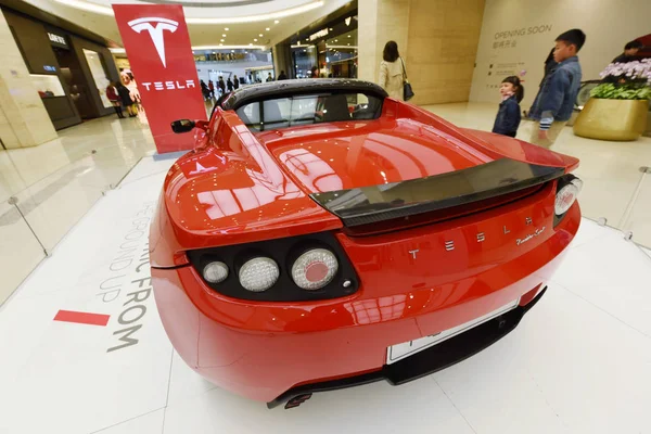 Klanten Kijken Naar Een Tesla Roadster Een Batterij Elektrisch Voertuig — Stockfoto