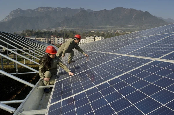 Trabajadores Chinos Revisan Paneles Solares Una Central Fotovoltaica Una Planta — Foto de Stock