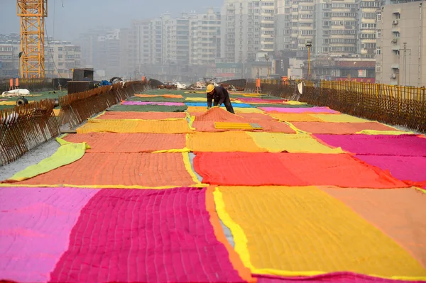 2017年1月2日 中国东部山东省济南市一条正在建设的高架公路上铺设五颜六色的被子 — 图库照片