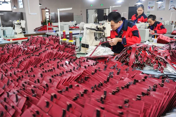 中国の労働者は 中国南西部の四川省ジゴン市の工場で革製品を生産しています 2017年11月16日 — ストック写真