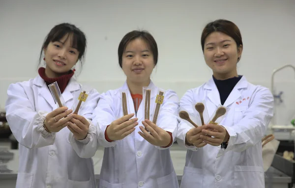 食用箸で示し 2017 日中国 重慶で西南大学で小麦粉の作られたスクープ 中学生対象 — ストック写真