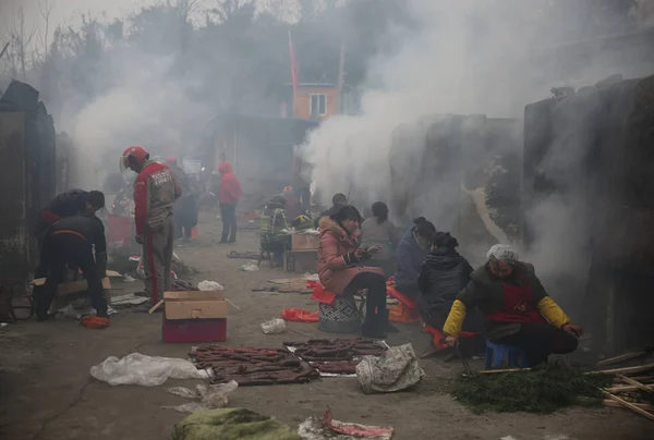Des Résidents Chinois Fabriquent Viande Fumée Sur Site Transformation Dans — Photo