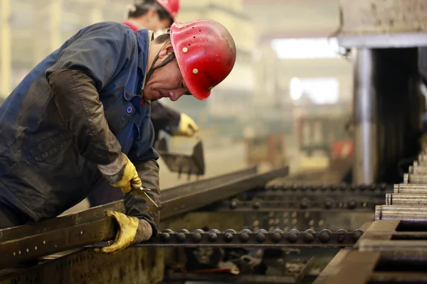 Ein Chinesischer Arbeiter Produziert Autoteile Einem Werk Der Stadt Rizhao — Stockfoto