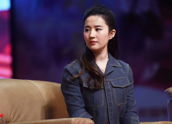 Kinesisk Skådespelerska Liu Yifei Deltar Ett Evenemang För Sin Film — Stockfoto