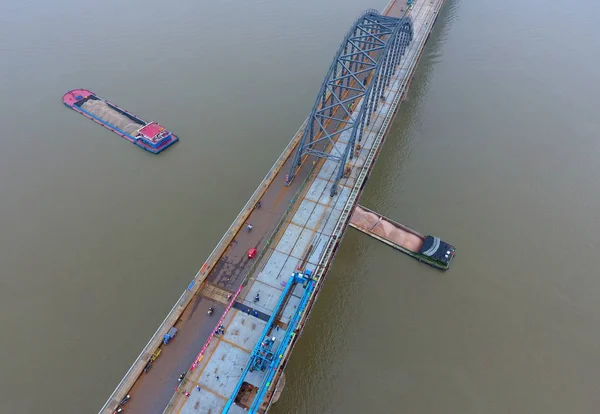 Chinesische Arbeiter Installieren Das Letzte Stahlbrückendeck Der Stelle Eines Bewehrungsprojekts — Stockfoto