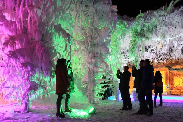Návštěvníci Podívat Osvětlené Ledové Sochy Altay Ledu Sněhu Světě Altay — Stock fotografie