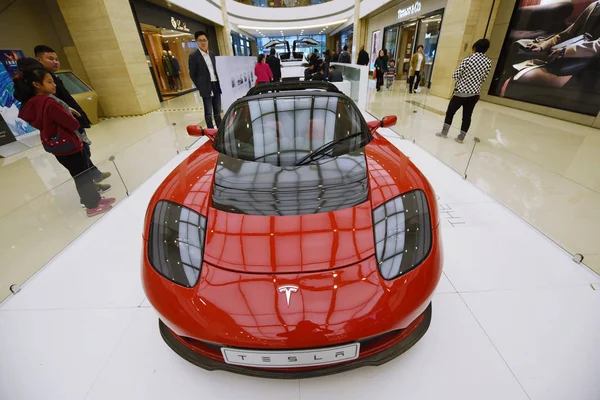 고객은 Tesla의 배터리 자동차 Bev 스포츠카를 항저우 쇼핑몰에 있으며 중국의 — 스톡 사진