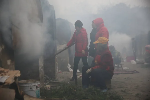 Residentes Chinos Locales Hacen Carne Ahumada Sitio Procesamiento Ciudad Dazhou —  Fotos de Stock