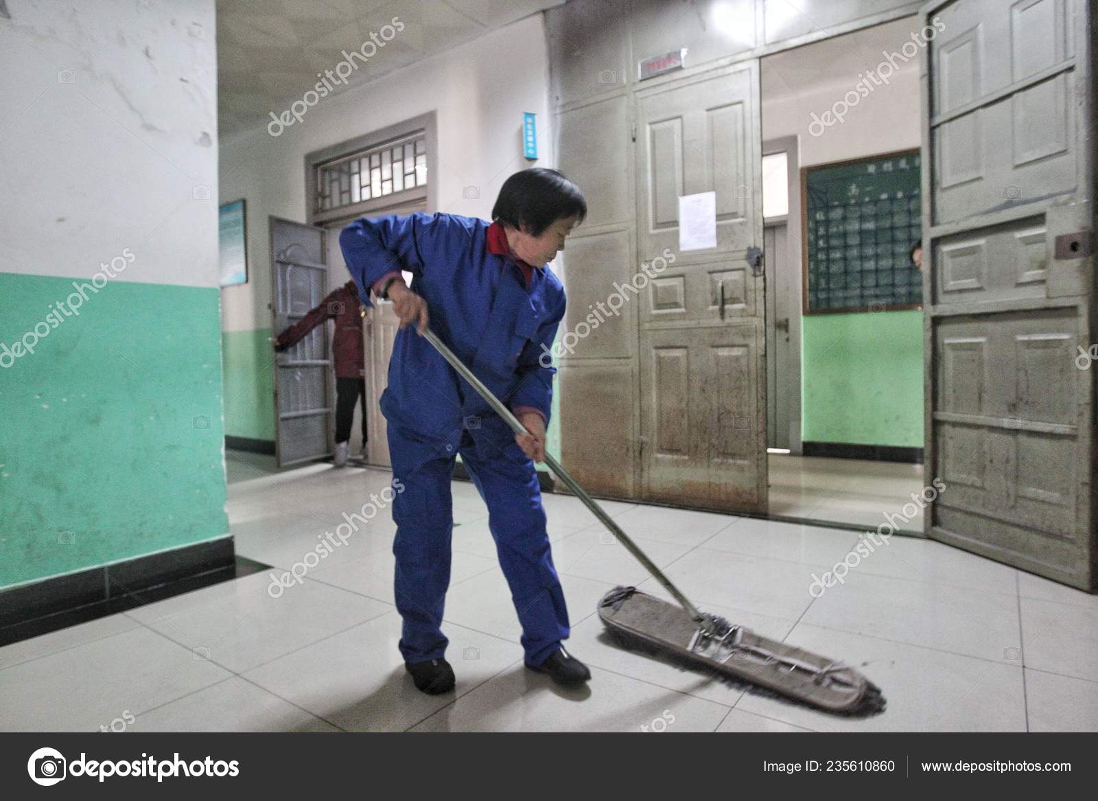 Year Old Chinese Woman Xiuting Cleaner Senior High School Cleans — Stock  Editorial Photo © IC Photo #235610860