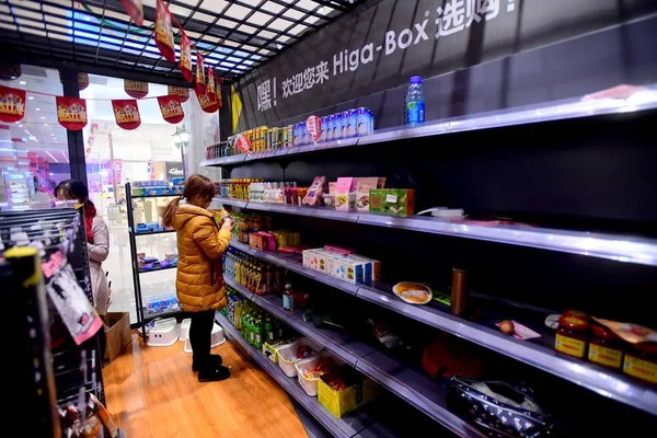 Customer Shops City First Unmanned Convenience Store Higa Box Shenyang — стоковое фото