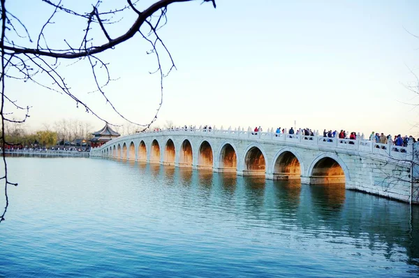 Turyści Tłum Seventeen Arch Bridge Nad Kunming Lake Pod Zachodem — Zdjęcie stockowe