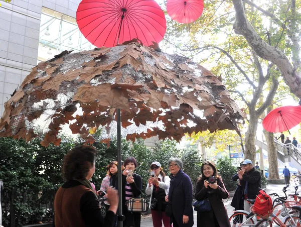 Piéton Chinois Prend Des Photos Avec Une Installation Parapluie Feuilles — Photo