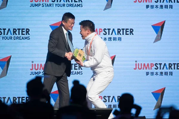 Jack Yun Left Chairman Chinese Commerce Giant Alibaba Group Shakes — Stock Photo, Image