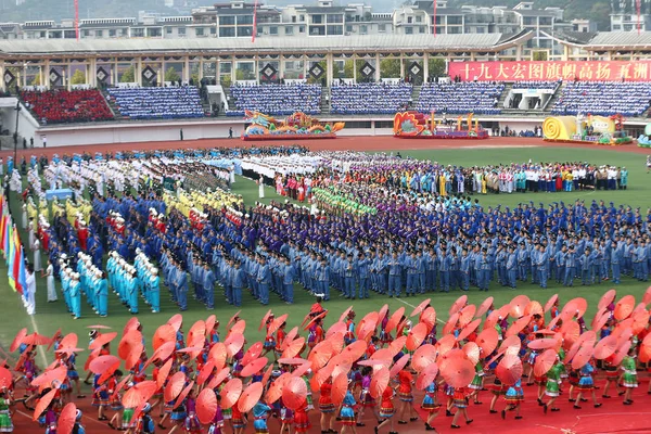 中国西南贵州省铜仁市八江土家族苗族自治县成立 0周年 当地居民身着传统服装和头饰参加游行 — 图库照片