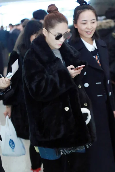 香港歌手兼女演员香港流行双雄双胞胎的吉莉安 钟被拍到2017年11月22日在中国北京首都国际机场 — 图库照片