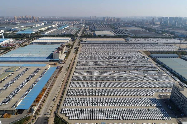 Letecký Pohled Masivní Nových Vozidel Prodej Automobilovém Závodě Městě Xiangyang — Stock fotografie