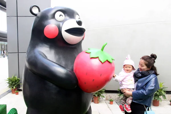 Eine Chinesische Mutter Mit Ihrem Baby Betrachtet Eine Kumamon Skulptur — Stockfoto