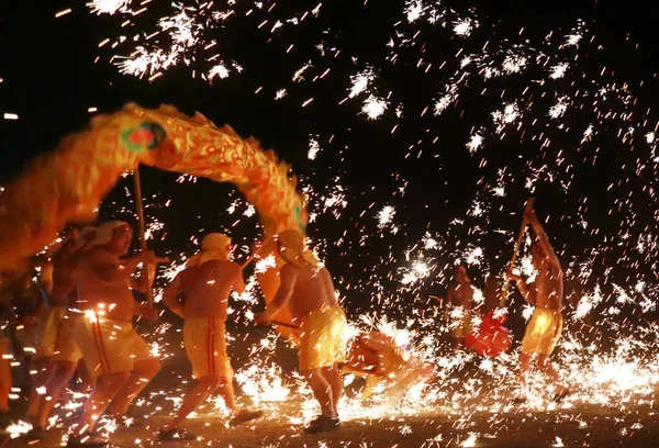 Gente Esegue Danza Del Drago Fuoco Tra Scintille Salutare Nuovo — Foto Stock