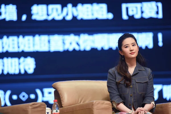 Kinesisk Skådespelerska Liu Yifei Deltar Ett Evenemang För Sin Film — Stockfoto
