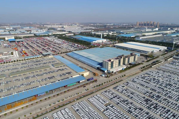 Вид Масовим Нових Автомобілів Вишикувалися Продажу Автомобільний Завод Місті Xiangyang — стокове фото