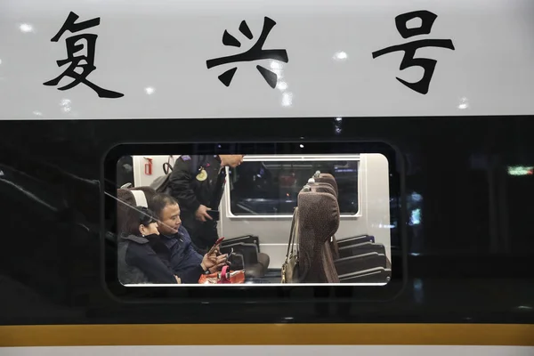 Пассажиры Садятся Скоростной Скоростной Поезд Fuxing Высокоскоростной Железнодорожной Линии Пекин — стоковое фото