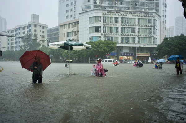Ντόπιοι Κάτοικοι Περπατούν Πλημμυρισμένο Δρόμο Που Προκαλείται Από Έντονη Βροχή — Φωτογραφία Αρχείου
