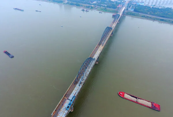 Trabajadores Chinos Instalan Última Cubierta Puente Acero Sitio Proyecto Refuerzo — Foto de Stock