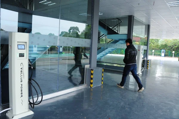 Local Resident Enters China Largest Solar Photovoltaic Super Charging Station — Stock Photo, Image