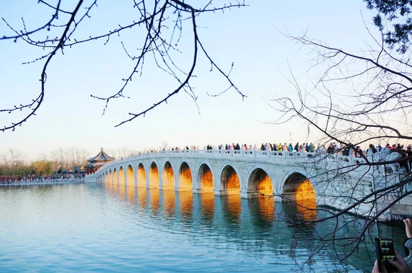 Toeristen Menigte Zeventien Boogbrug Kunming Lake Onder Zonsondergang Het Zomerpaleis — Stockfoto