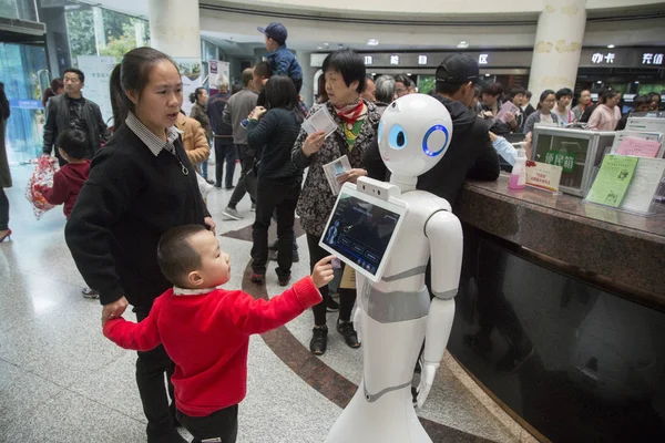 Los Pacientes Utilizan Robot Inteligente Llamado Xiaoman Que Trabaja Como —  Fotos de Stock