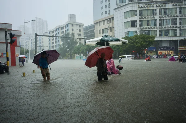 Los Residentes Locales Caminan Por Una Carretera Inundada Causada Por — Foto de Stock